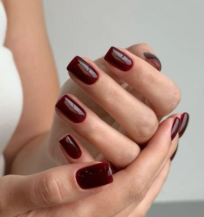 Manucure ongles Mains soignées, ongles vernis bordeaux