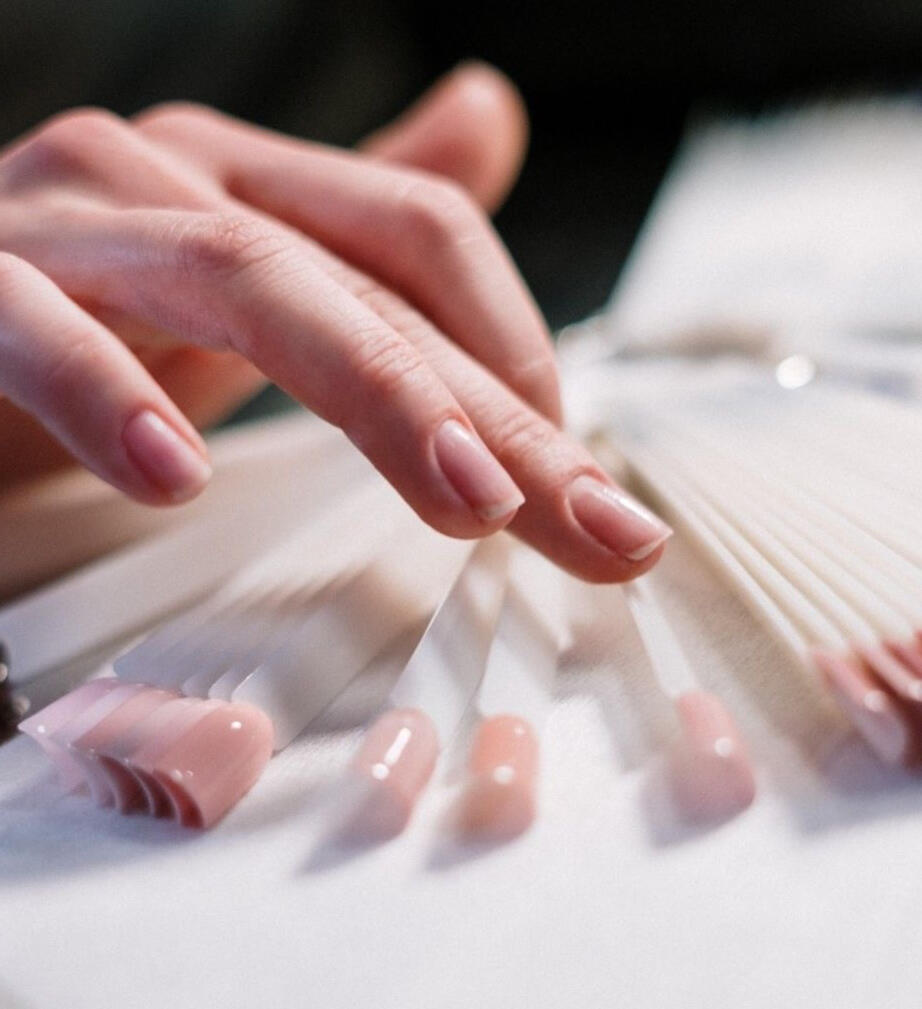 Mains choix vernis Main et ongles naturels, choix d'un vernis beige