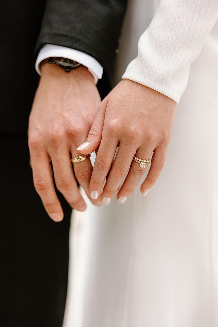 Main et ongles mariée Mains de couple de jeunes mariés