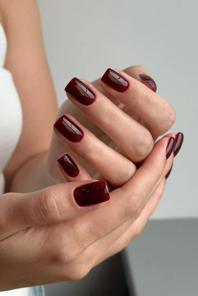 Manucure ongles Mains soignées, ongles vernis bordeaux